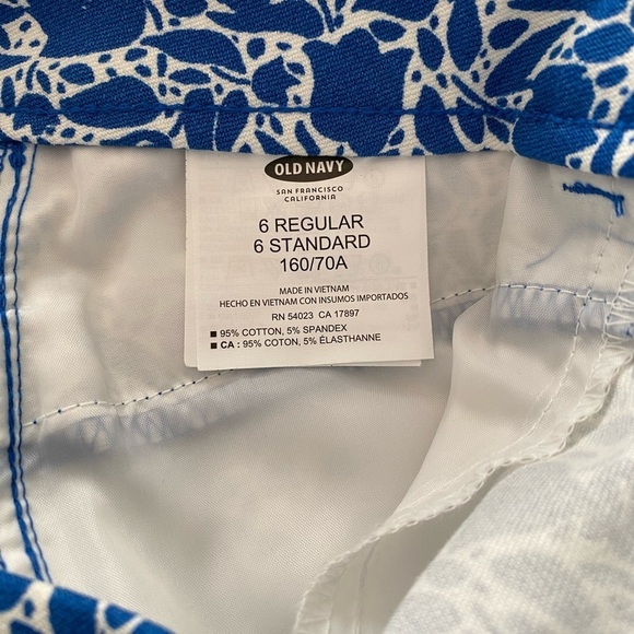 Old Navy The Pixie, Size 6, Blue and White Floral Capri Pants, Mid Rise Skinny - Picture 4 of 9